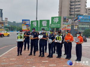 桃市警局於交通安全月首日辦理「路口慢停看、行人停看聽」交通安全宣導活動