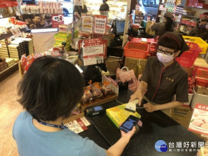 

大甲裕珍馨看準這波五倍券商機，辦有優惠辦法，讓消費受惠也能吃到高級餅品美味。（記者陳榮昌攝）
