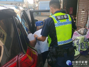 老翁推輪椅訪友迷失街頭　警即時護送返家