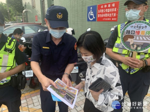 太平警方到市場宣導。林重鎣攝