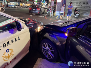 蔡男駕駛黑色自小客車衝撞警方巡邏車／陳致愷翻攝