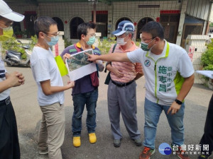 市議員施志昌爭取民眾承租大甲北堤東路以北土地，獲河川局允諾最快年底就會有結果。（記者陳榮昌攝）