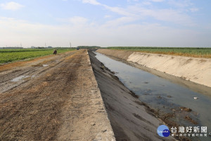 雲林自籌經費辦「元長鄉山子內大排旁道路改善工程」/李光揚翻攝