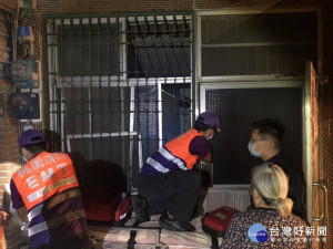 9旬婦家中跌倒吹哨求助，警、消合力解鎖救援