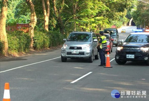 防疫鬆綁首日，集集警方強化路臨檢。