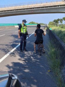 臺西分局昨(5)日接獲通報，稱一名騎士騎乘腳踏車於78線東向行駛/李光揚翻攝