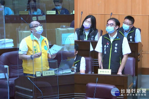 針對外籍移工問題，桃園市議員劉勝全詢市府勞動局長吳宏國。
