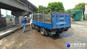 防堵疫病入侵　苗縣加強肉品市場運豬車輛消毒