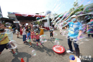 
大安觀光工廠「阿聰師芋頭文化館」推出「芋見童心遇見你‧大安好好玩市集」活動，小朋友爭看螃蟹生態，並體驗雪花泡泡飄散的奇蹟景象。（記者陳榮昌攝）
