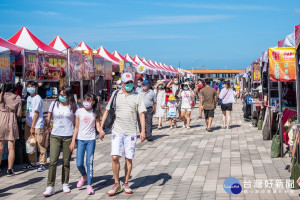 2021中華民國全國商圈國際嘉年華熱鬧登場，吸引眾多民眾全家一起到場參觀購物吃美食。