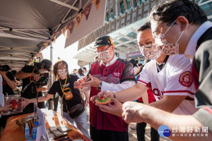 桃園市長鄭文燦出席台灣虎航×樂天桃猿「台虎遊樂猿」活動。