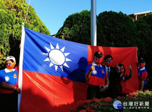 慶祝中華民國雙十國慶，板橋榮家升旗典禮長輩情緒振奮！振臂高呼「中華民國萬歲」！