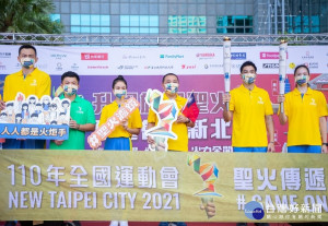 市長侯友宜今(10)日率市府團隊及東奧體操選手丁華恬、拳擊選手林郁婷共同參與國慶升旗迎聖火活動