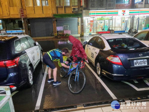 愛爾蘭情侶單車環島遇颱風全身溼透，大園警熱情伸援手

