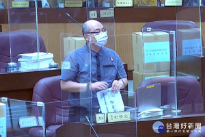 針對桃園市長施滿意度，市議員劉勝全於議事堂進行質詢。