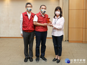 漁業及漁港事業管理處長張麗珍今（13）日於市政會議代表將榮耀獻給侯友宜市長