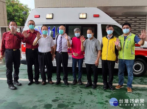 台北市盲人福利協進會丁明珠夫婦今（13）日捐贈新北市消防局第五救災救護大隊隆恩分隊高頂救護車1輛
