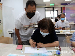 今年67歲的金山銀髮速寫藝術家李賜民，退休重返家鄉重拾畫筆，他於重陽節在金山分館推出創作個展，同時免費教銀髮長者用畫筆勾勒出與眾不同的家鄉風情