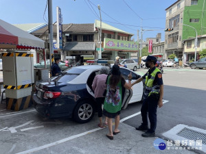 7旬失智婦人清晨外出迷途　暖警協助找到返家路