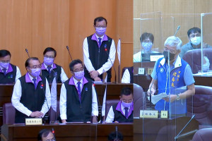 針對桃園捷運公司營運虧損問題，桃園市議員褚春來質詢桃捷董事長劉坤億。