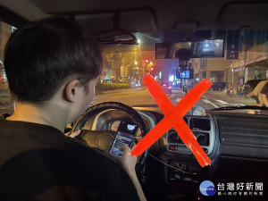 民眾開車、騎車遇到等紅燈時，就拿出手機滑一下訊息、看個留言，但這樣的行為已觸犯道路交通管理處罰條例，汽、機車駕駛人分別可處3,000元及1,000元罰鍰
