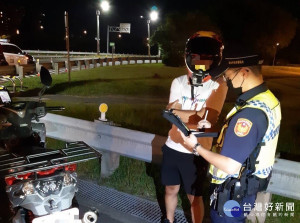 三重警分局統計110年10月迄今針對路口執法，共取締汽機車未禮讓行人93件，闖紅燈633件，行人違規56件。