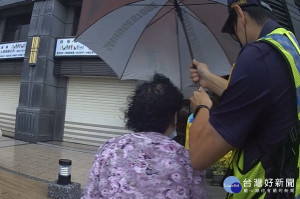 老婦人大雨中迷途，暖警訪詢舊址鄰居協助返家