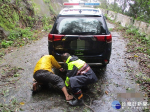 民眾駕車誤闖墓園不慎受困，大溪警員冒雨救援

