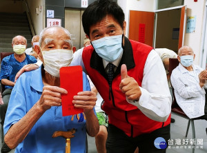 重陽關懷禮金由張長林主任代表接受及轉贈