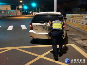 警員晚上推故障車。林重鎣攝