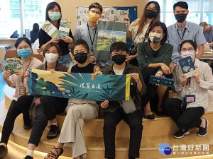 新北市觀光旅遊局積極打造淡蘭古道觀光品牌，今（15)日重磅推出2款限量商品「淡蘭生態徽章組」及「淡蘭全線地圖掛布」