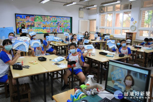 文化局這次透過「校園瘋文資」線上課程，讓學生能透過科技的協助，深入了解三芝石滬捕撈技術的早期漁業特色