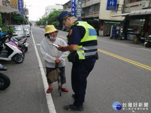 迷路的老婦人。林重鎣攝