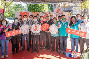 桃園區東門市場開幕活動中，桃園市長鄭文燦和與會賓們合影。