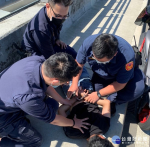 男子心情沮喪一腳跨越護欄，突然雙腿跨越護欄欲往橋下跳，板橋警千鈞一髮之際成功拉回跳橋男