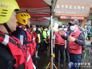 侯友宜今（17）日上午7時抵達設在雙溪區泰平里活動中心的指揮中心，聽取消防局簡報搜救情況