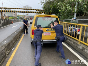 警員協助推車。林重鎣攝