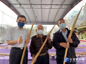 原生種(穴管栽培)組冠軍吳幸男說，自己種植原生種山藥已經有二三十餘年的經驗