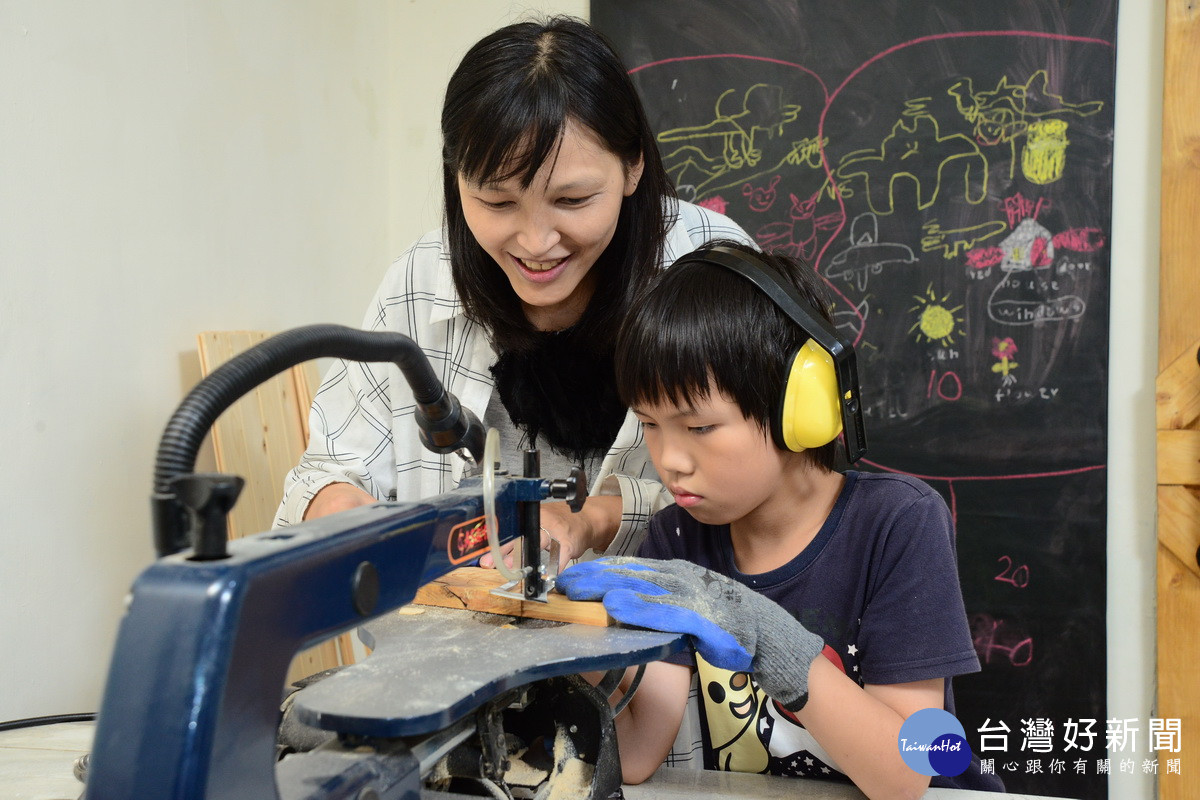 張靜鈴與大兒子小天共同製作恐龍玩具。