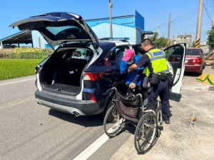 老翁烈日下推輪椅求助　警協助護送返家