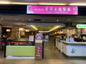 桃園機場出境區域開放餐飲內用，方便機場員工及出境旅客用餐。