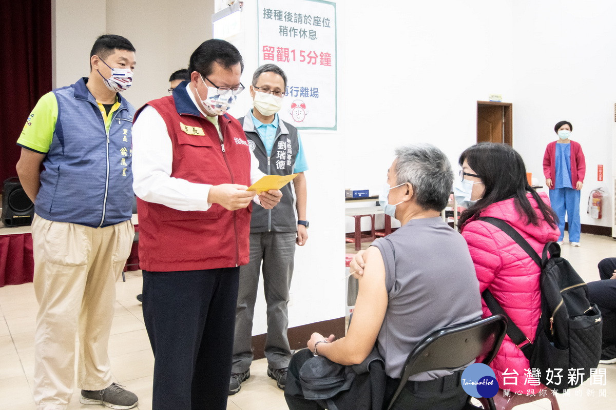 桃園市長鄭文燦視察建國雲林市民活動中心疫苗接種站運作情形。