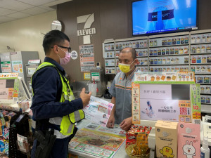 遊戲點數詐騙多，大園警至超商宣導反詐騙