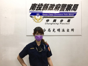 中興警分局女警劉俐均細心為男子尋獲斷指。（中興分局提供）