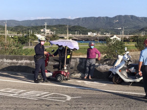 老翁電動代步車拋錨　暖警協助載送人車返家