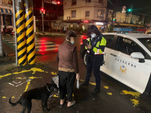 失智老嫗遛狗迷路，警方協助其返家團圓