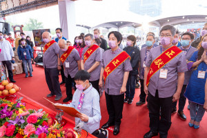 圖／台北市政府提通。主祭大典七位正獻官以虔誠的心祭拜義民爺