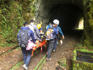 消防人員徒步將鄭男搬運至眠月線聯外道路／陳致愷翻攝