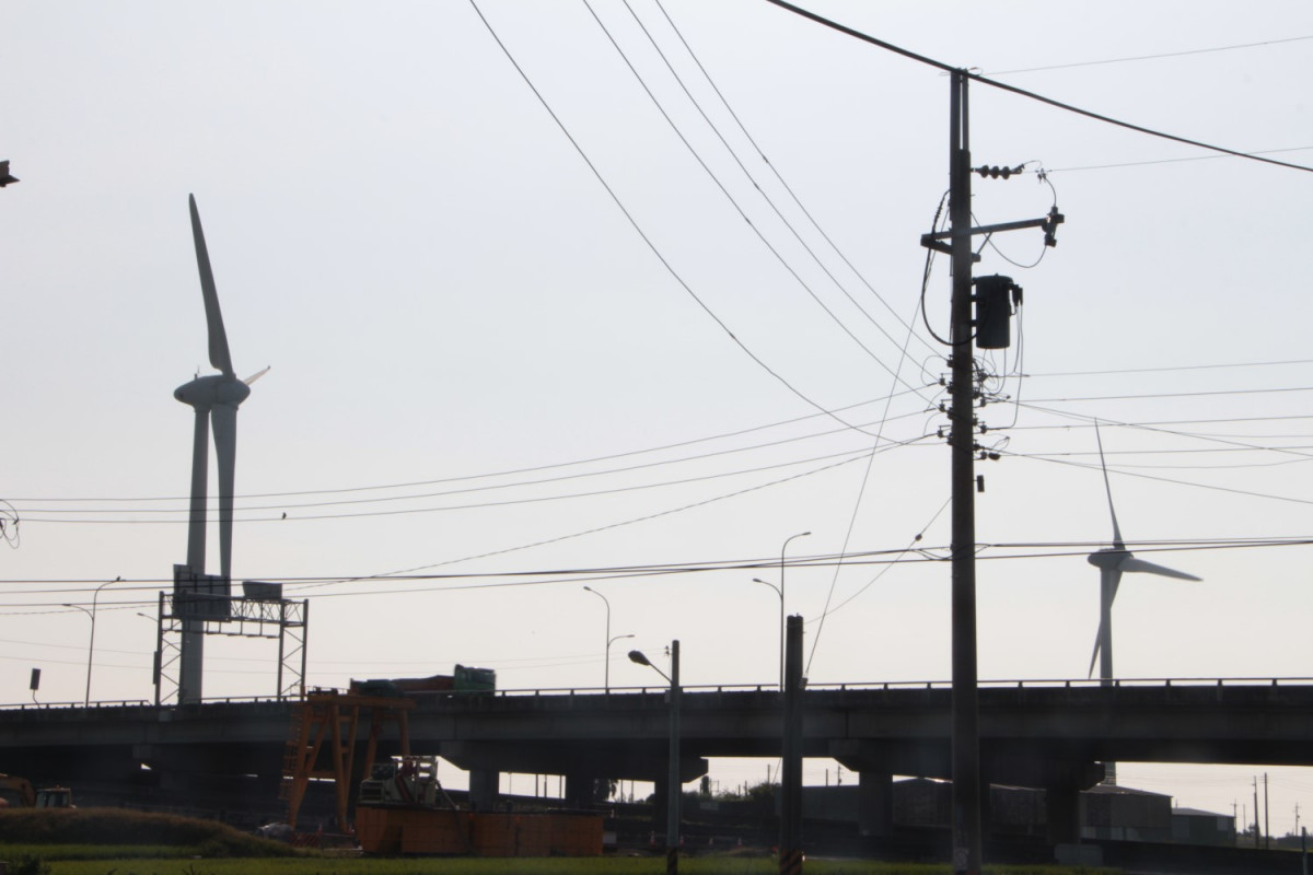 台中大甲的風機鄰近西濱快速道路。（邱家琳攝）