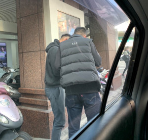 中福派出所警員楊文宇休假期間辦理金融業務時，發現2名年輕男子行跡可疑